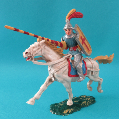 01. Chevalier jouteur visière ouverte sur cheval Elastolin (lance réparée non originale).